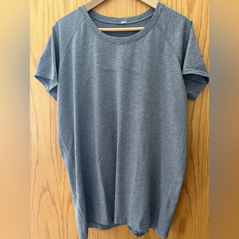 Swiftly Tech Short-Sleeve Shirt 2.0
Hip Length - size 20